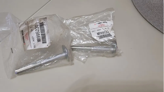 Болт крепления заднего нижнего рычага, внутренний MR995230 MITSUBISHI