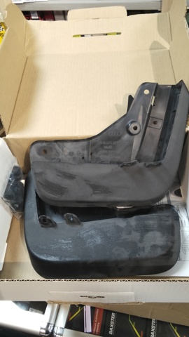 Комплект передних брызговиков 4M8075111 VAG