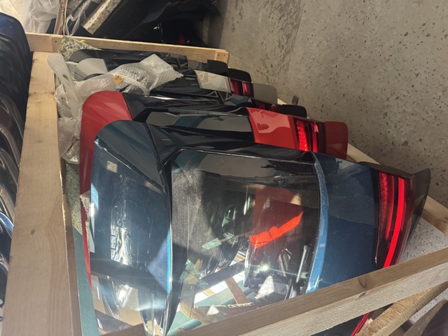 Пятая дверь 4KE827025B VAG