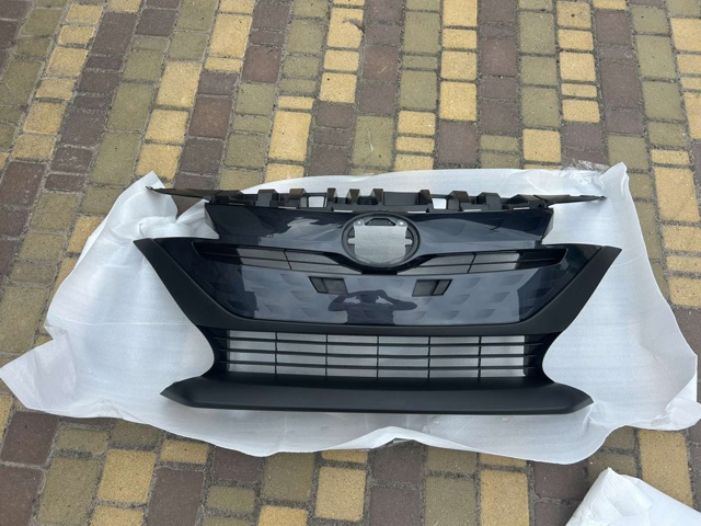 Облицовка радиатора Toyota Prius