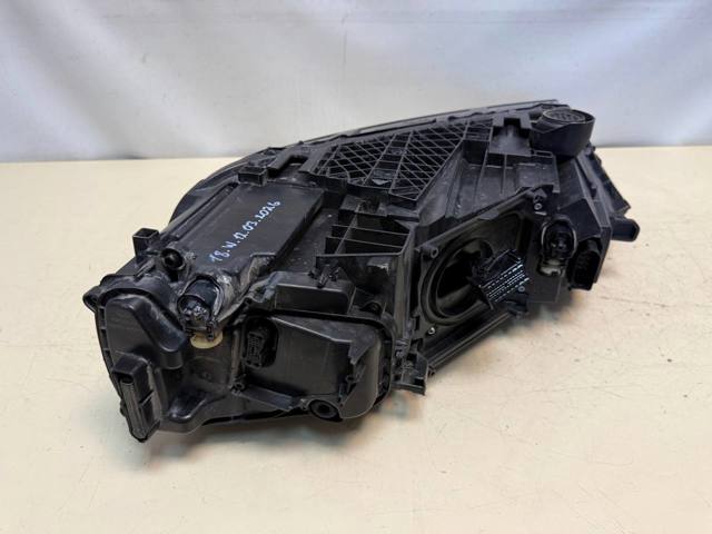 4M0941784 VAG Правая фара купить в Украина