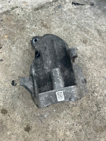 Кронштейн подушки (опоры) двигателя, левой A6512230004 MERCEDES