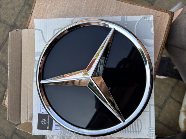 Фирменный значек решетки радиатора A0008880400 MERCEDES
