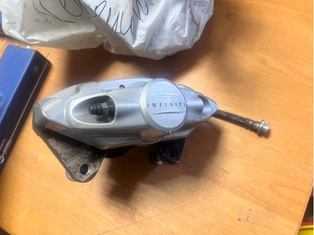 Задний правый суппорт 44001JL02A NISSAN