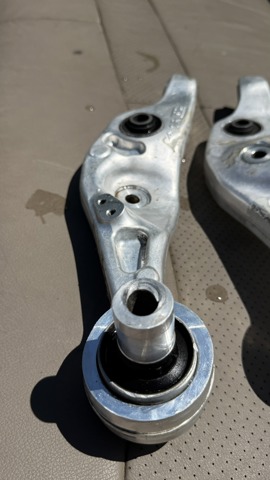 Нижний правый рычаг передней подвески 4862059015 TOYOTA