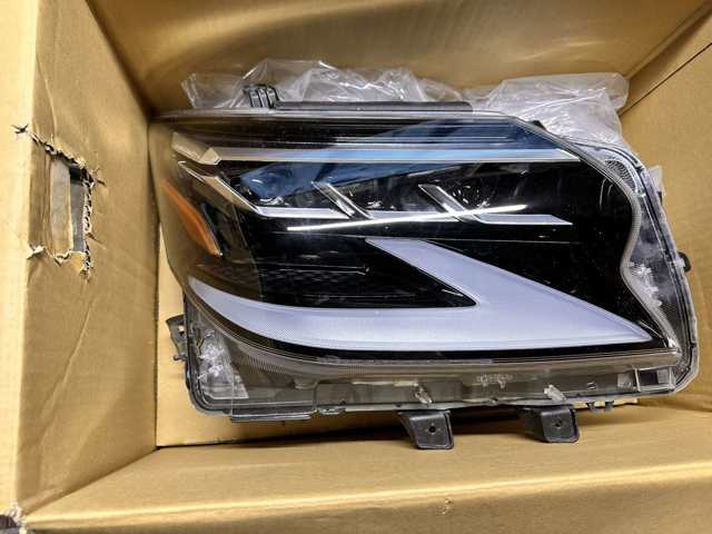 Вставка фары правой 8114560Q10 TOYOTA