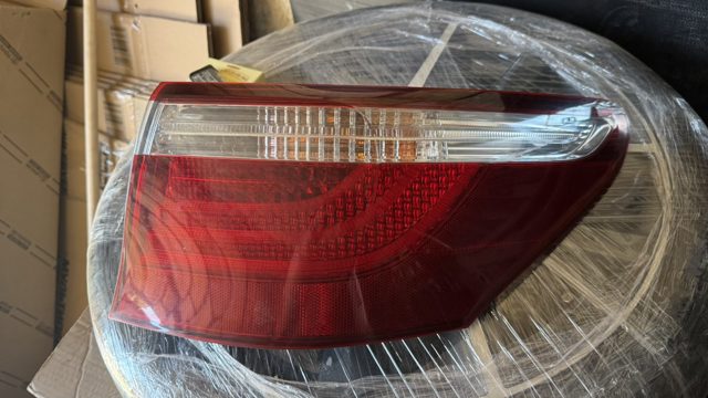 Задний правый внешний фонарь 8155150160 TOYOTA