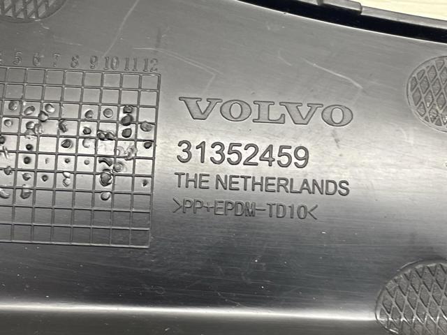 VOLVO 31352459 Накладка бампера переднего правая в наличии Украина