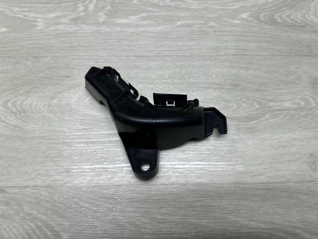 Кронштейн бампера заднего, правый 521550D220 TOYOTA