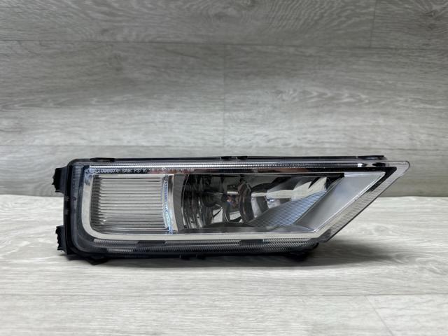 Противотуманка правая 5NA941700A VAG