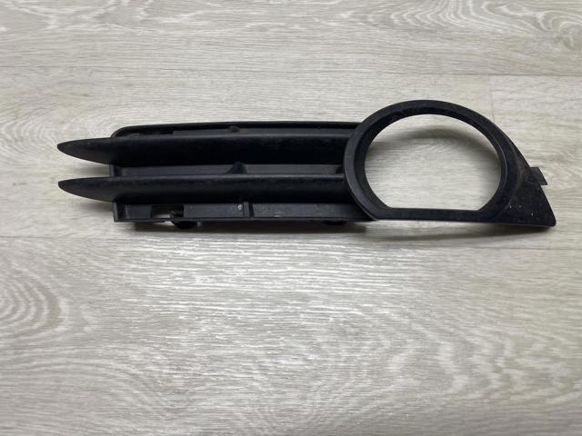 Заглушка противотуманки передней правой 8P4807682B VAG