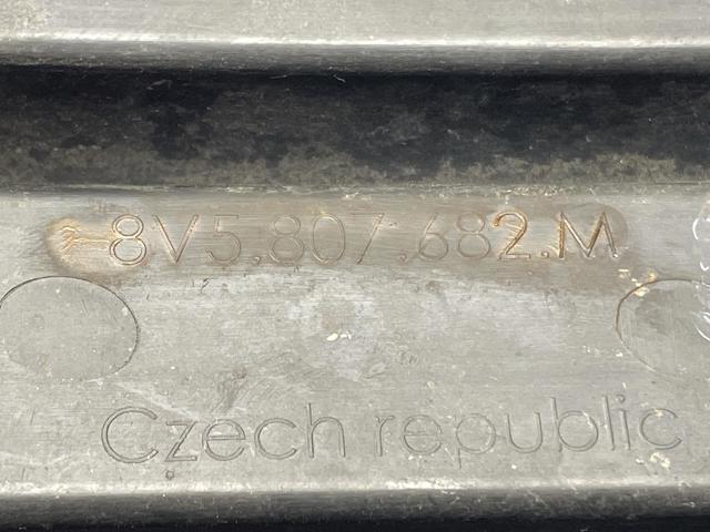 VAG 8V5807682M Решетка бампера переднего правая в наличии Черновцы