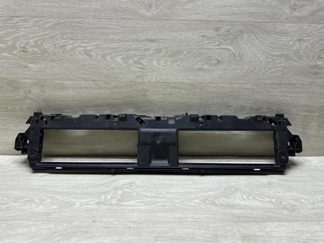 8W0807771F Кронштейн решетки радиатора купить Киев