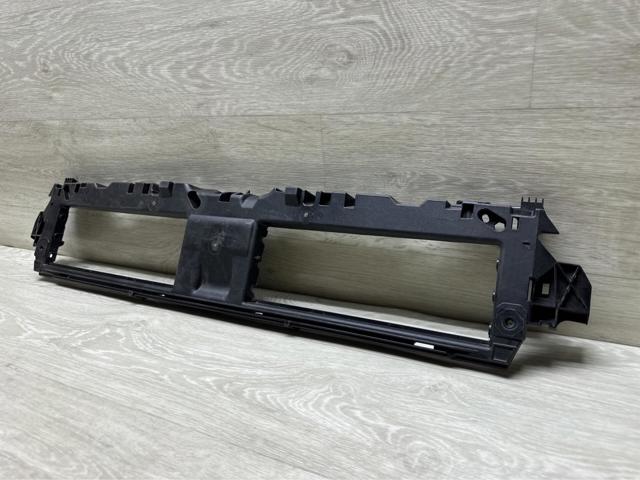 8W0807771F Кронштейн решетки радиатора купить Львов