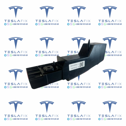 Кронштейн передней панели правый 171175600D Tesla Model