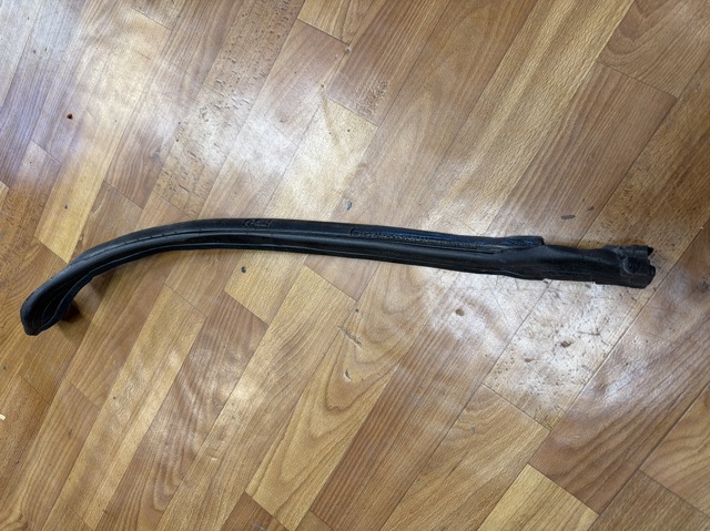 Уплотнитель арки крыла 51487301070 BMW