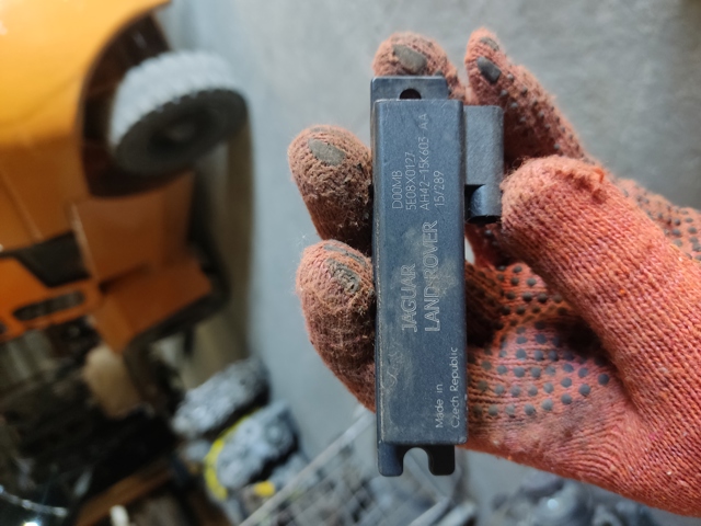 Антенна на крышу AH4215K603AA LAND ROVER
