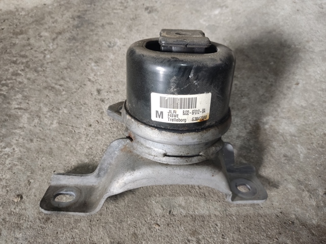 Подушка (опора) двигателя, правая нижняя LR024730 LAND ROVER