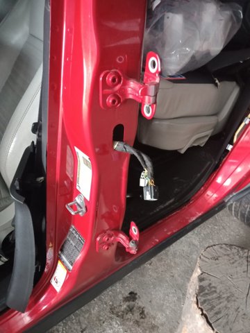 Петля передней двери левая LR056352 LAND ROVER
