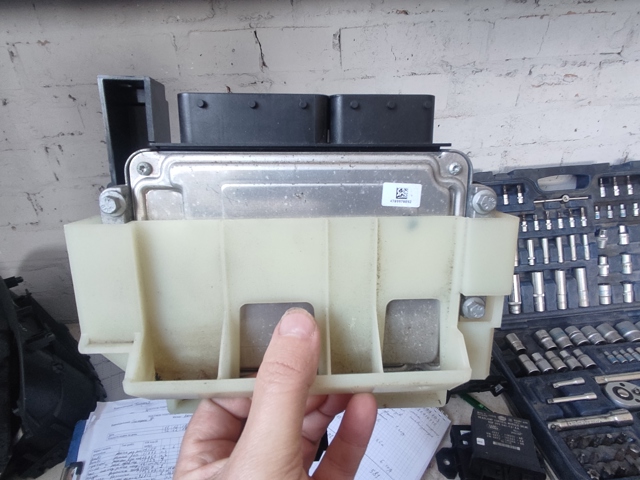 Электронный блок управления двигателем LR057872 LAND ROVER