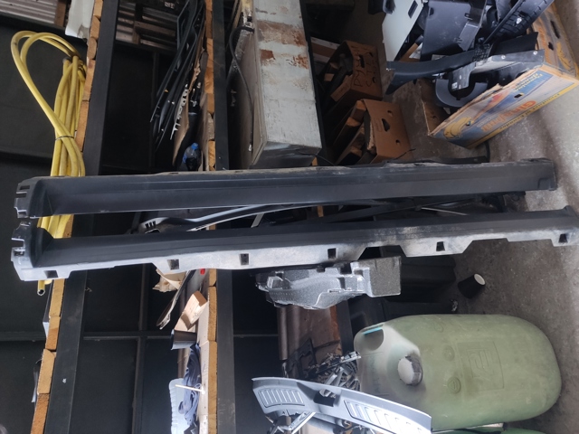 Накладка (молдинг) порога наружная правая LR058523 LAND ROVER