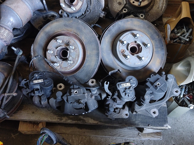 Суппорт тормозной передний правый LR061369 LAND ROVER