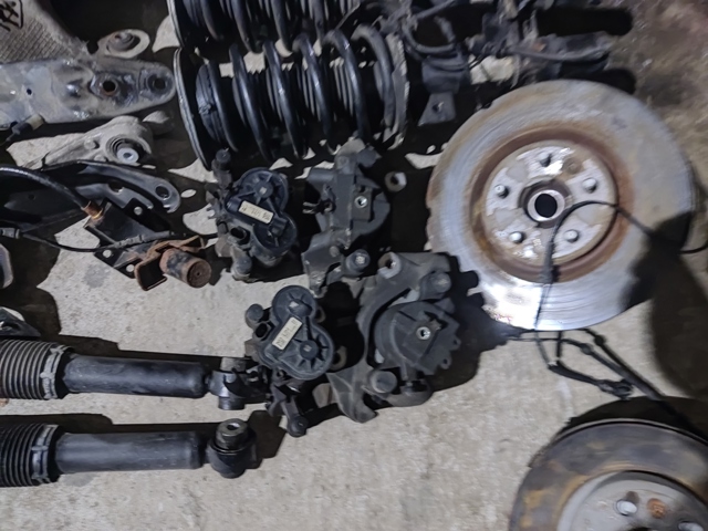 Суппорт тормозной передний левый LR061370 LAND ROVER