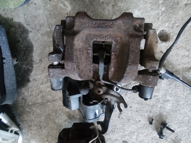 Суппорт тормозной задний правый LR061380 LAND ROVER
