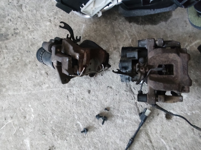 Тормозной суппорт задний левый LR061381 LAND ROVER