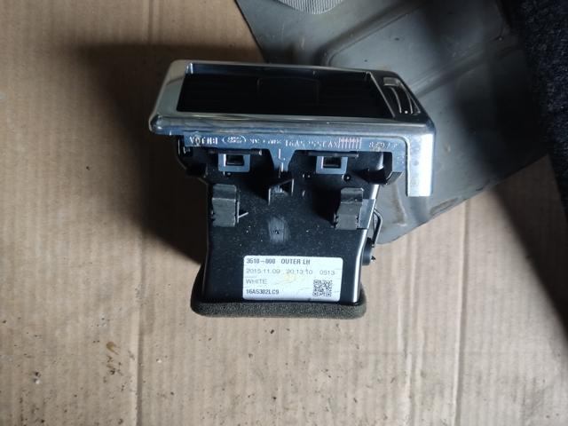 Решетка воздуховода правая LR072448 LAND ROVER