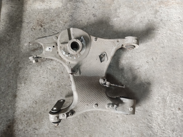 Балансир задний нижний, левый LR076679 LAND ROVER