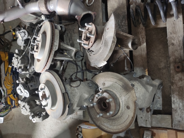 LR077914 LAND ROVER Цапфа передняя правая купить в Ужгород
