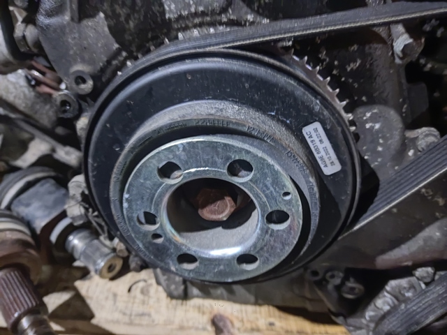 Демпфер коленвала LR078547 LAND ROVER