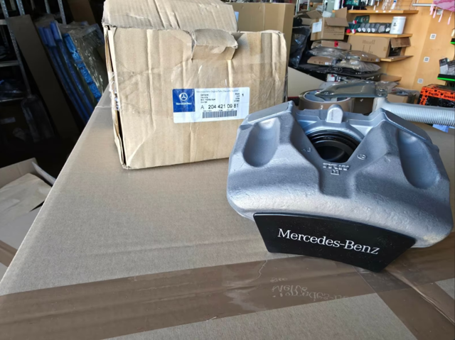 Суппорт тормозной передний левый A2044210981 MERCEDES
