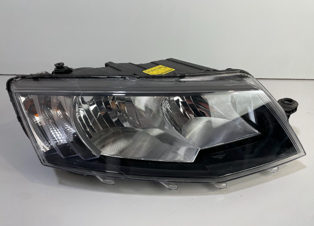 Фара передняя правая Skoda Octavia 3 A7