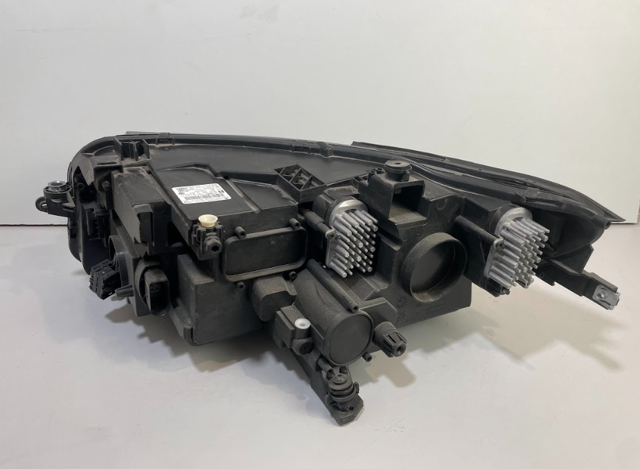 VAG 5NB941114F Правая фара в наличии Ужгород