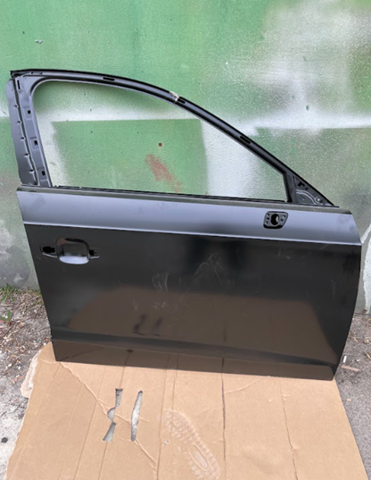 Пассажирская передняя дверь 8V5831052B VAG