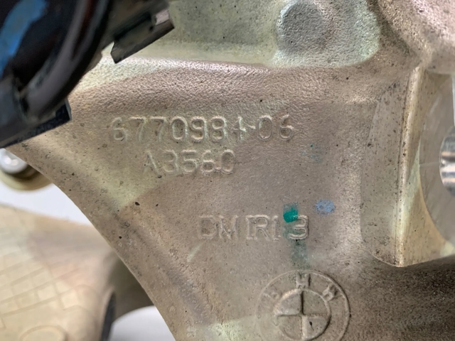 Цапфа (поворотный кулак) задний правый 6770984 BMW