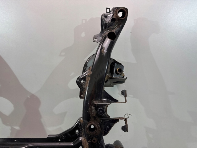 Поперечина передней подвески 6872121 BMW