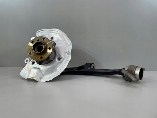Цапфа поворотная левая 6876645 BMW