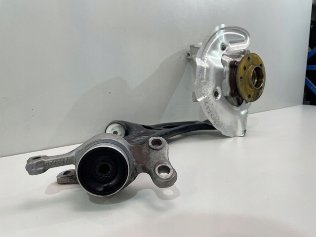 BMW 6876646 Цапфа передняя правая в наличии Житомир