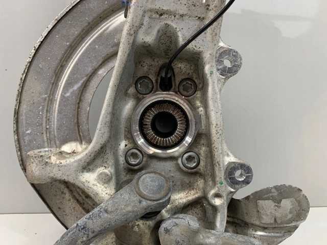 Цапфа поворотная правая 6876656 BMW