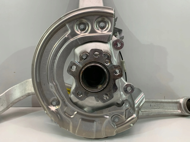 Цапфа передняя левая 6884377 BMW