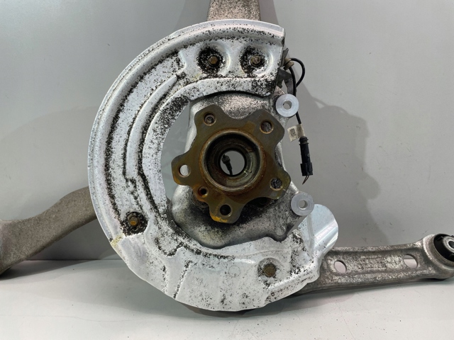 Цапфа поворотного кулака 6884379 BMW
