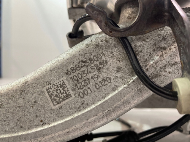 Цапфа передняя правая 6884380 BMW