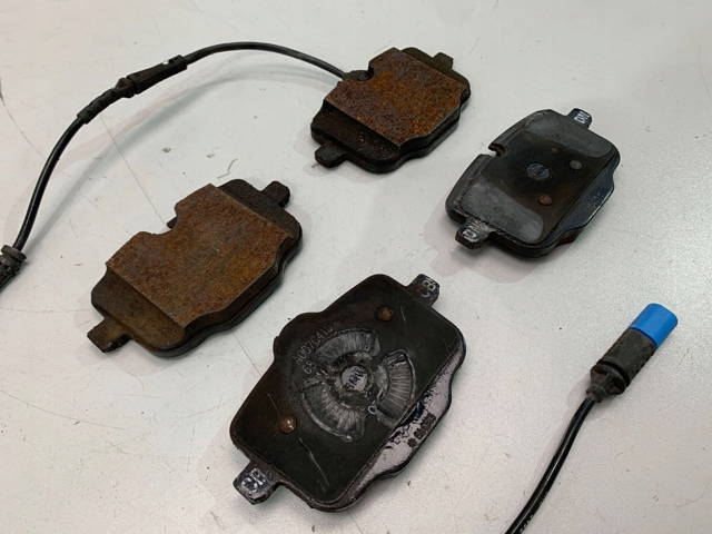 Комплект задних колодок 6890353 BMW