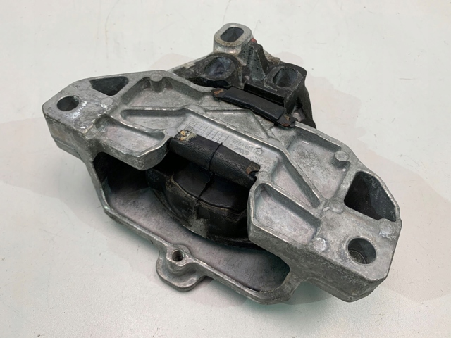 Левая подушка двигателя A2472403200 MERCEDES