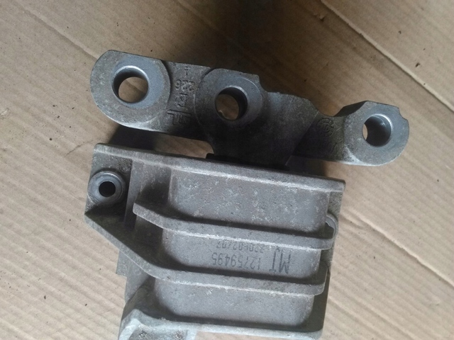 Правая подушка двигателя 12759495 OPEL