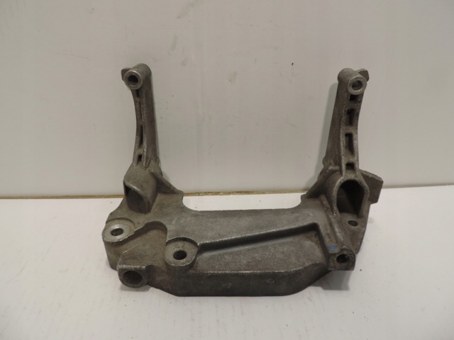 Кронштейн подушки КПП 55219008 OPEL