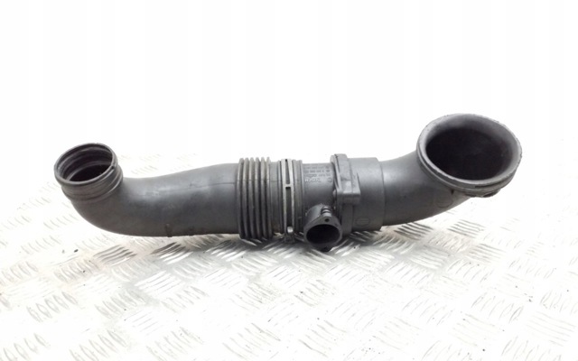 7L0128533 VAG Патрубок воздушный, выход воздушного фильтра купить в Черновцы